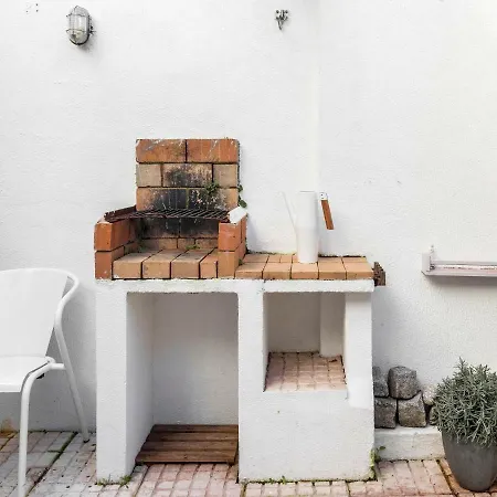 Estrela's Cellar And Terrace House *
